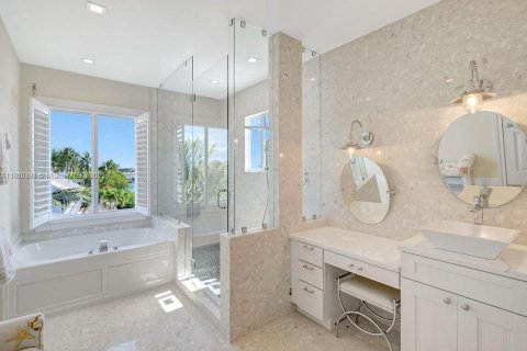 House in Islamorada, Village of Islands, Florida 8 bedrooms, 500.93 sq.m. № 1864591 - photo 24