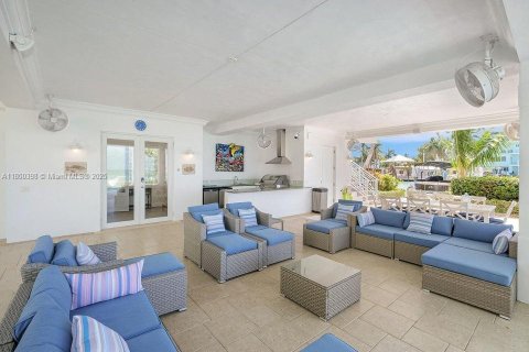 House in Islamorada, Village of Islands, Florida 8 bedrooms, 500.93 sq.m. № 1864591 - photo 11