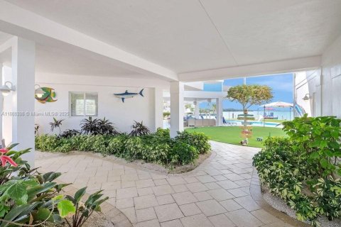 House in Islamorada, Village of Islands, Florida 8 bedrooms, 500.93 sq.m. № 1864591 - photo 9
