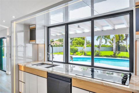 House in Miami, Florida 4 bedrooms, 318.19 sq.m. № 2265980 - photo 5