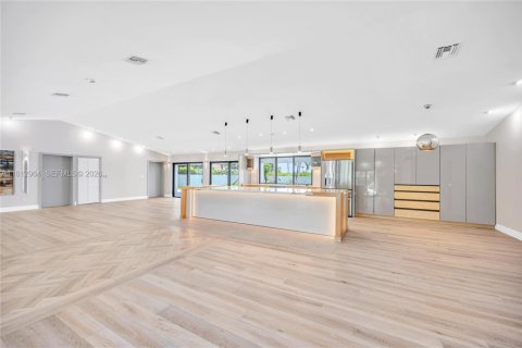 House in Miami, Florida 4 bedrooms, 318.19 sq.m. № 2265980 - photo 8
