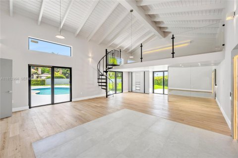 House in Miami, Florida 4 bedrooms, 318.19 sq.m. № 2265980 - photo 30