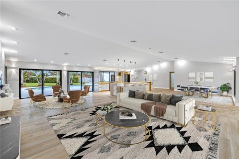 House in Miami, Florida 4 bedrooms, 318.19 sq.m. № 2265980 - photo 16