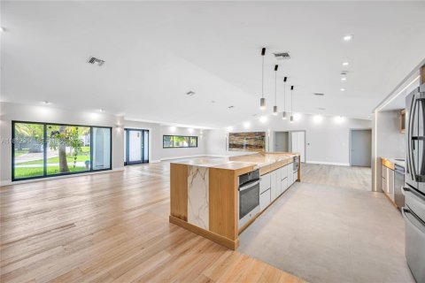 House in Miami, Florida 4 bedrooms, 318.19 sq.m. № 2265980 - photo 18
