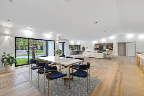House in Miami, Florida 4 bedrooms, 318.19 sq.m. № 2265980 - photo 9