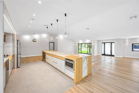 House in Miami, Florida 4 bedrooms, 318.19 sq.m. № 2265980 - photo 24