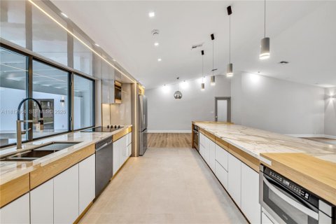 House in Miami, Florida 4 bedrooms, 318.19 sq.m. № 2265980 - photo 6