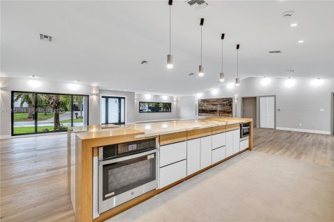 House in Miami, Florida 4 bedrooms, 318.19 sq.m. № 2265980 - photo 7