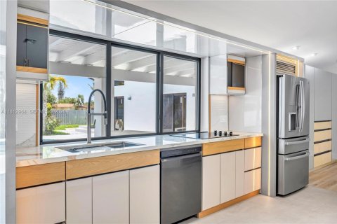 House in Miami, Florida 4 bedrooms, 318.19 sq.m. № 2265980 - photo 23