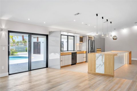House in Miami, Florida 4 bedrooms, 318.19 sq.m. № 2265980 - photo 11