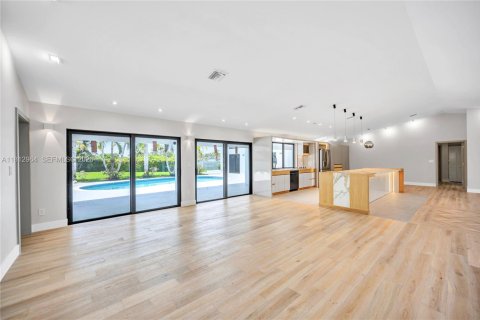 House in Miami, Florida 4 bedrooms, 318.19 sq.m. № 2265980 - photo 10