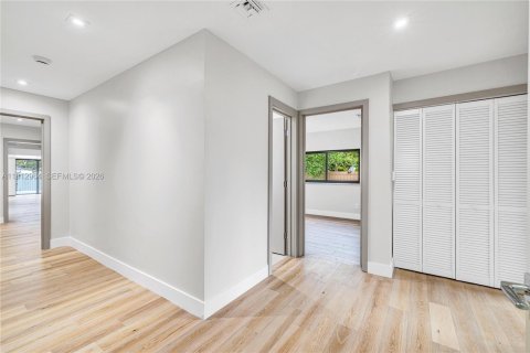 House in Miami, Florida 4 bedrooms, 318.19 sq.m. № 2265980 - photo 25
