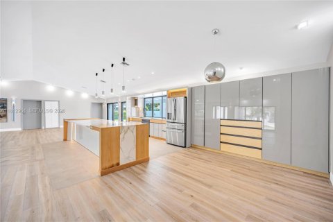 House in Miami, Florida 4 bedrooms, 318.19 sq.m. № 2265980