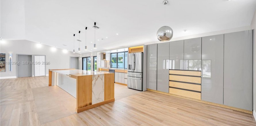 House in Miami, Florida 4 bedrooms, 318.19 sq.m. № 2265980