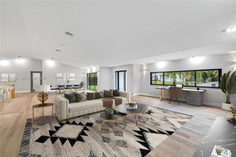 House in Miami, Florida 4 bedrooms, 318.19 sq.m. № 2265980 - photo 15