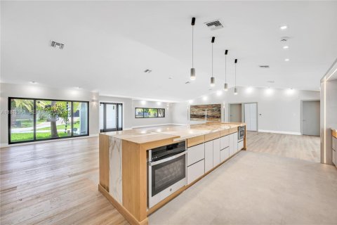 House in Miami, Florida 4 bedrooms, 318.19 sq.m. № 2265980 - photo 13