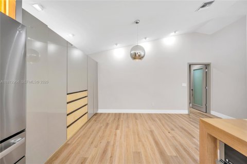House in Miami, Florida 4 bedrooms, 318.19 sq.m. № 2265980 - photo 12