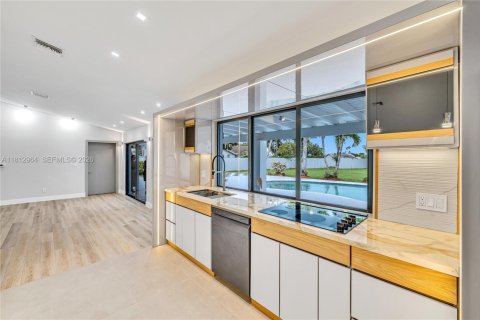House in Miami, Florida 4 bedrooms, 318.19 sq.m. № 2265980 - photo 4