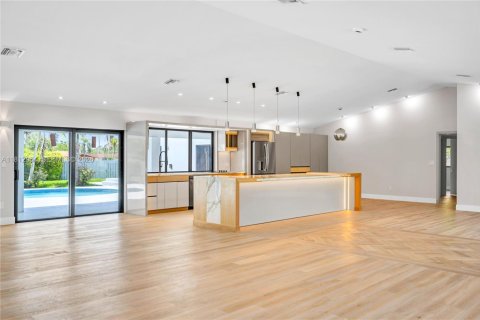 House in Miami, Florida 4 bedrooms, 318.19 sq.m. № 2265980 - photo 2