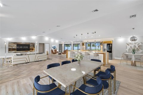 House in Miami, Florida 4 bedrooms, 318.19 sq.m. № 2265980 - photo 14