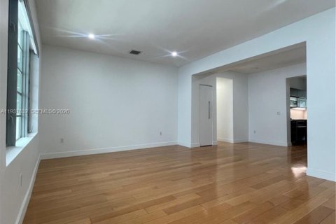 Кондоминиум с 2 спальнями в Майами-Бич, Флорида № 1995533