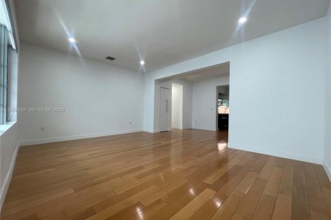 Снять в аренду кондоминиум в Майами-Бич, Флорида 2 спальни, 97.64м2, № 1995533 - фото 2