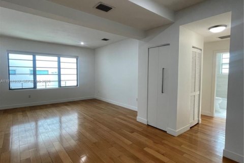 Снять в аренду кондоминиум в Майами-Бич, Флорида 2 спальни, 97.64м2, № 1995533 - фото 6