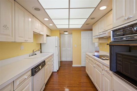 Condo in Tampa, Florida, 2 bedrooms № 2109687 - photo 12