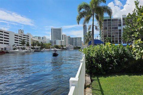 Appartement à louer à Hallandale Beach, Floride: 2 chambres, 99.87 m2 № 1952901 - photo 17