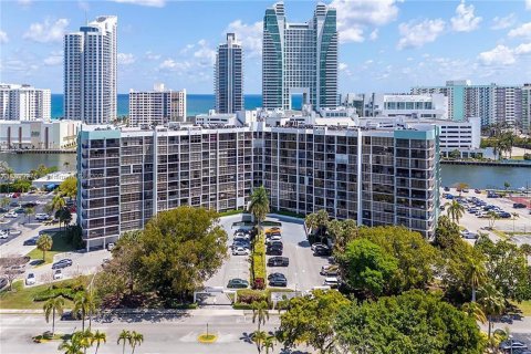 Appartement à louer à Hallandale Beach, Floride: 2 chambres, 99.87 m2 № 1952901 - photo 19