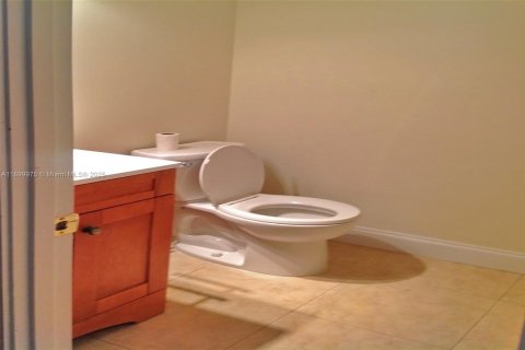 Appartement à louer à Hallandale Beach, Floride: 2 chambres, 99.87 m2 № 1952901 - photo 7