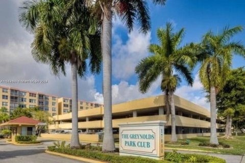 Condominio en venta en North Miami Beach, Florida, 2 dormitorios, 112.69 m2 № 1978032 - foto 1