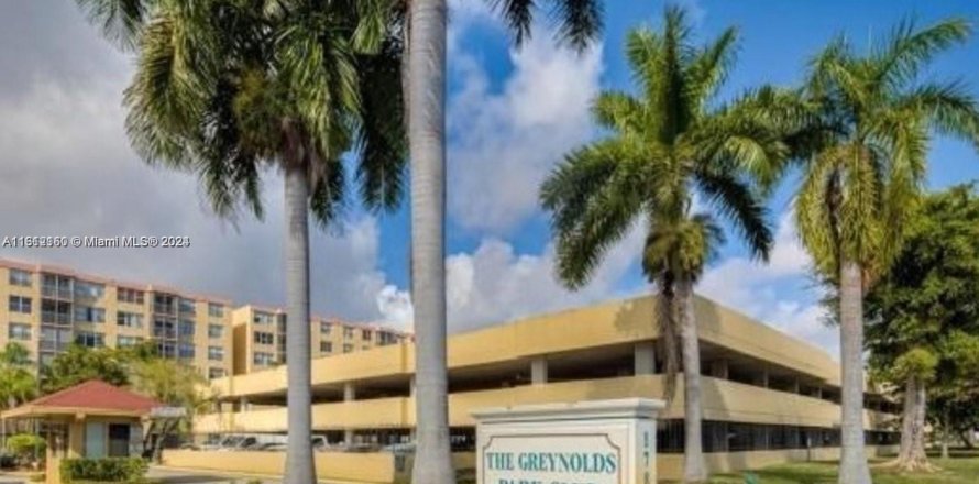 Condominio en North Miami Beach, Florida, 2 dormitorios  № 1978032