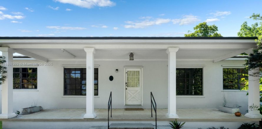 House in Homestead, Florida 3 bedrooms, 128.02 sq.m. № 1745690