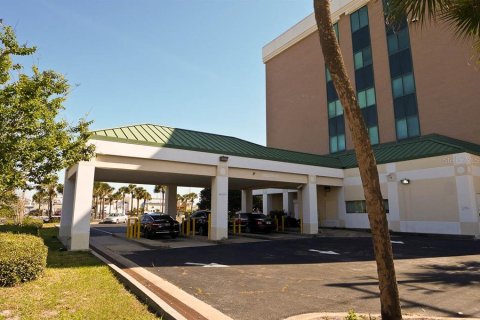 Propiedad comercial en alquiler en Daytona Beach, Florida, 450.67 m2 № 219294 - foto 3