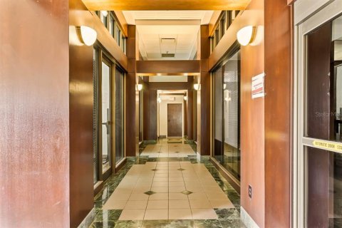 Propiedad comercial en alquiler en Daytona Beach, Florida, 450.67 m2 № 219294 - foto 8