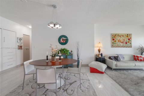 Copropriété à louer à Hallandale Beach, Floride: 1 chambre, 80.82 m2 № 1939995 - photo 11