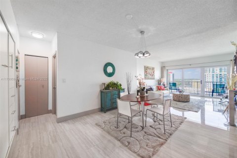 Copropriété à louer à Hallandale Beach, Floride: 1 chambre, 80.82 m2 № 1939995 - photo 2