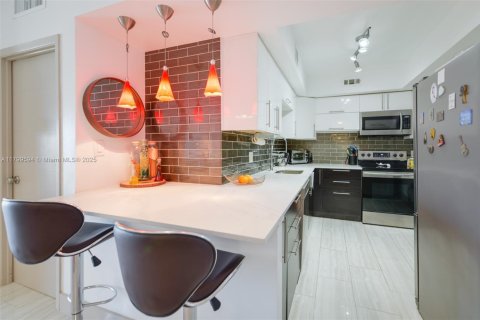 Copropriété à louer à Hallandale Beach, Floride: 1 chambre, 80.82 m2 № 1939995 - photo 12