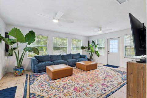 House in Holly Hill, Florida 4 bedrooms, 142.05 sq.m. № 2428713 - photo 3