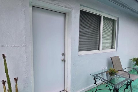Appartement à louer à North Miami, Floride: 1 chambre, 215.16 m2 № 1966799 - photo 1
