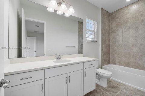 House in Westlake, Florida 5 bedrooms, 369.66 sq.m. № 2012836 - photo 26