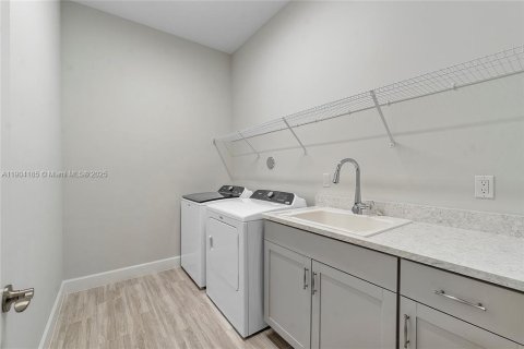 House in Westlake, Florida 5 bedrooms, 369.66 sq.m. № 2012836 - photo 24