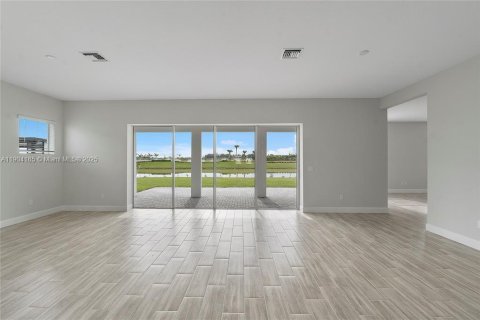 House in Westlake, Florida 5 bedrooms, 369.66 sq.m. № 2012836 - photo 16