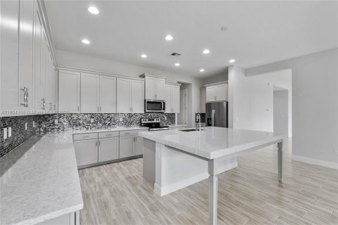 House in Westlake, Florida 5 bedrooms, 369.66 sq.m. № 2012836 - photo 10