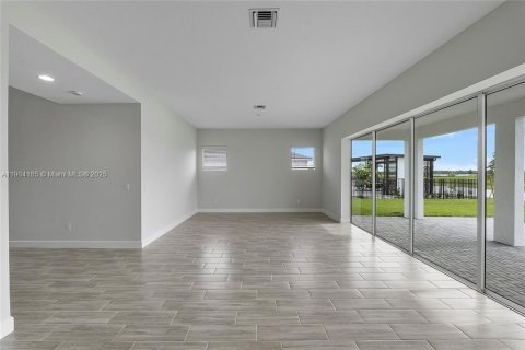 House in Westlake, Florida 5 bedrooms, 369.66 sq.m. № 2012836 - photo 17