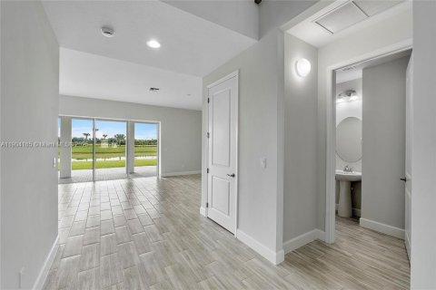 House in Westlake, Florida 5 bedrooms, 369.66 sq.m. № 2012836 - photo 4