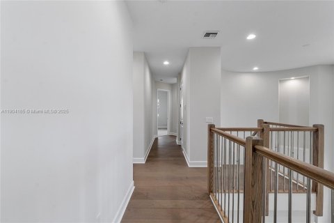 House in Westlake, Florida 5 bedrooms, 369.66 sq.m. № 2012836 - photo 25