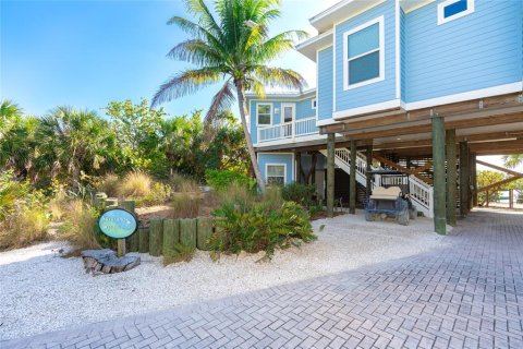 House in Placida, Florida 3 bedrooms, 178 sq.m. № 2239856 - photo 2