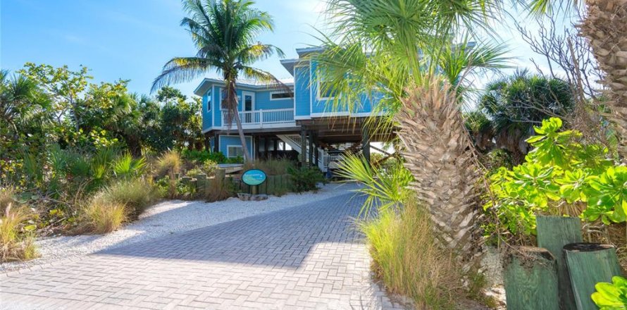 House in Placida, Florida 3 bedrooms, 178 sq.m. № 2239856